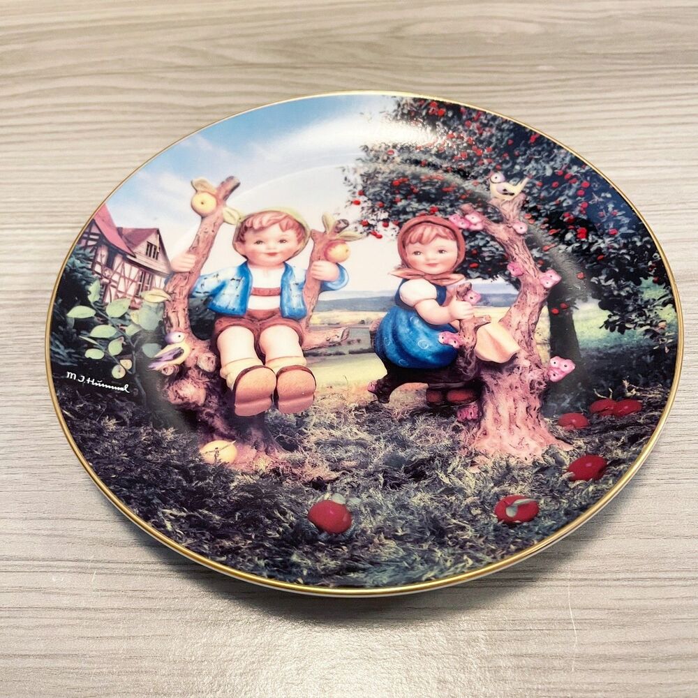 M.J. Hummel Apple Tree Boy and Girl Collector Plate Little Companions 1992